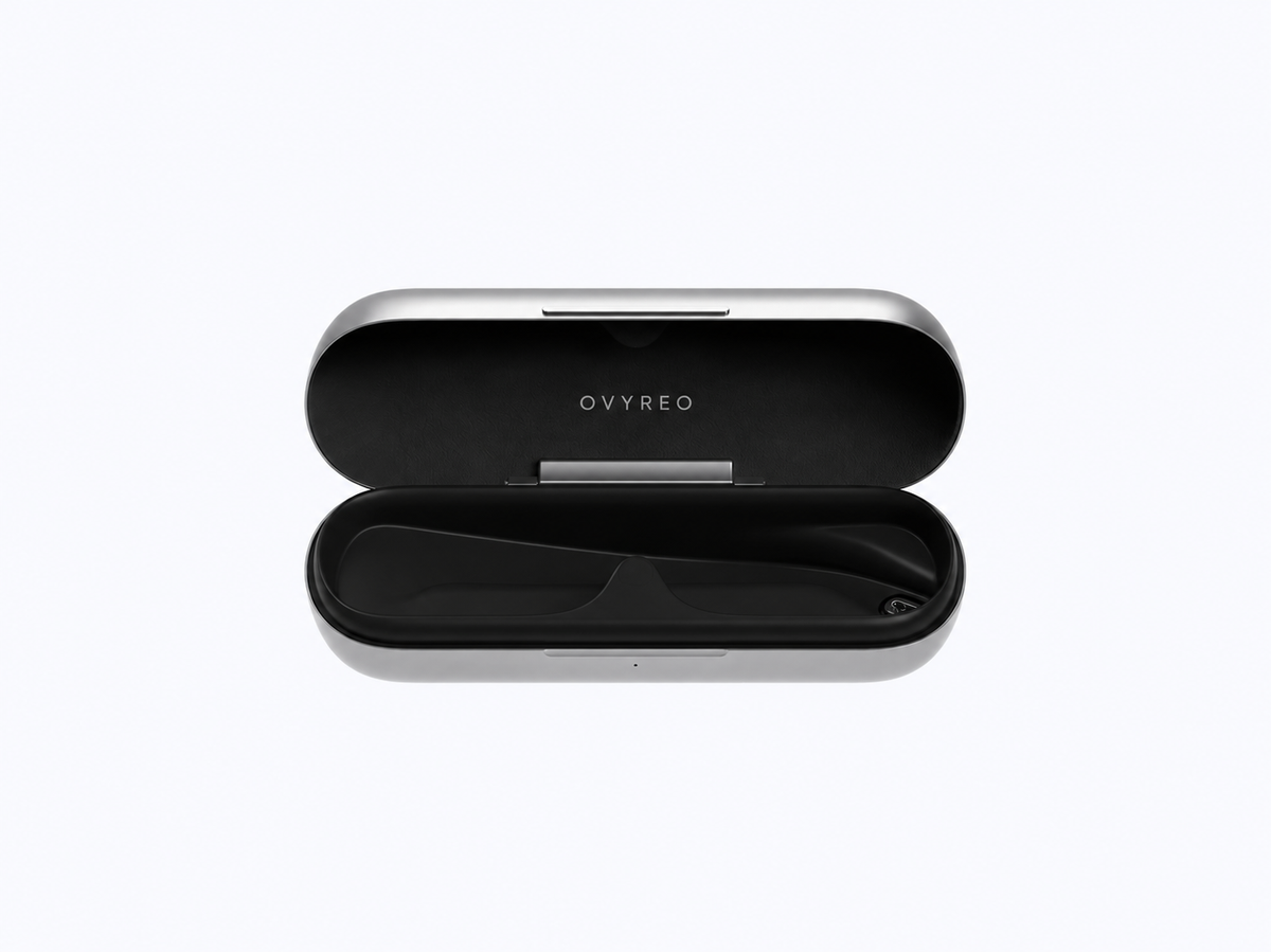 Étui de charge OVYREO ouvert, coque argentée et intérieur noir
